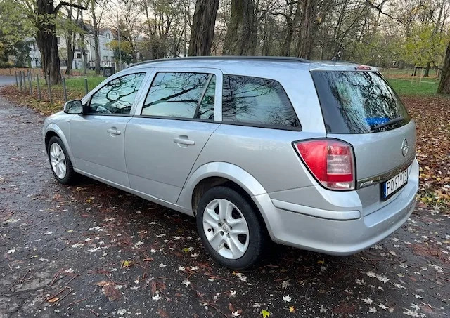 Opel Astra cena 11900 przebieg: 297000, rok produkcji 2012 z Poznań małe 254